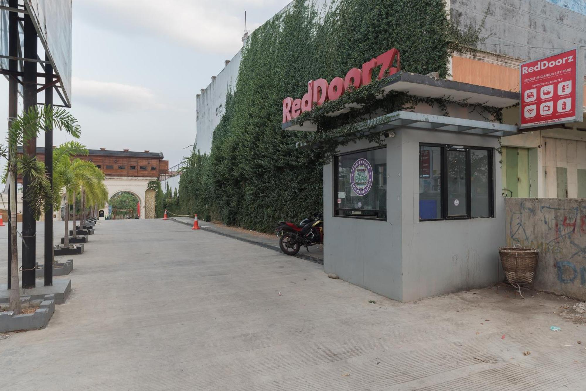 Urbanview Hotel Cianjur City Park By Reddoorz المظهر الخارجي الصورة