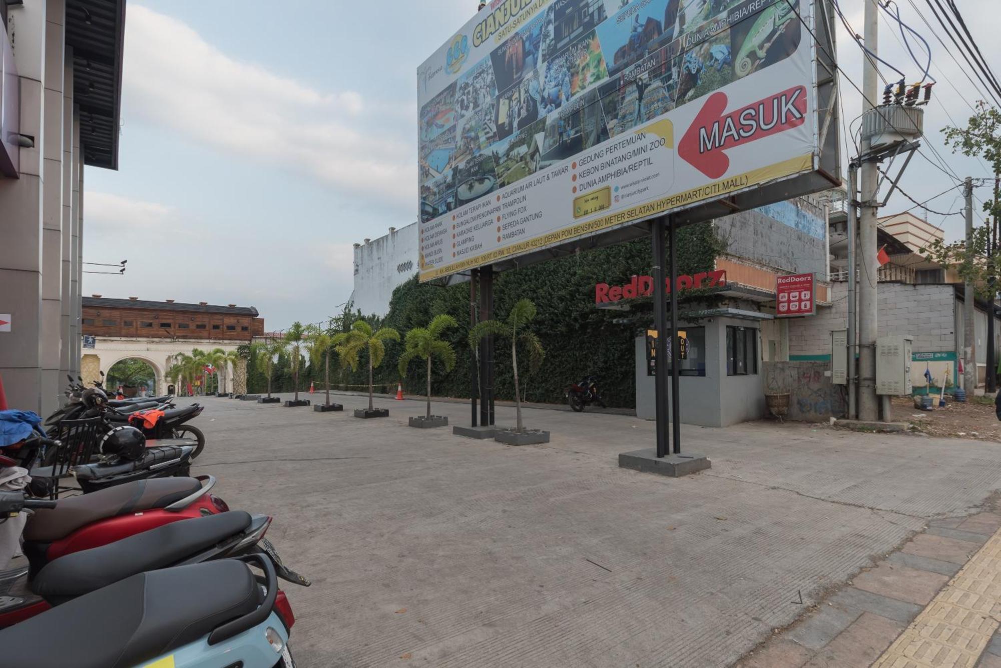 Urbanview Hotel Cianjur City Park By Reddoorz المظهر الخارجي الصورة